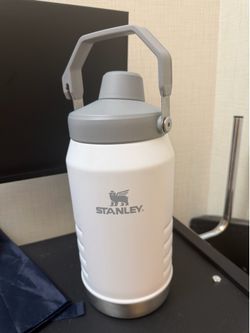 Stanley IceFlow Flip Straw Jug – White/Gray 64 oz