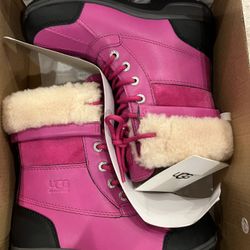 NEW. UGG. Girl. Size 2