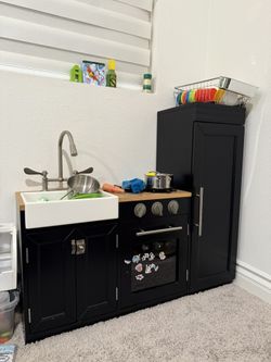 Children’s Play Kitchen