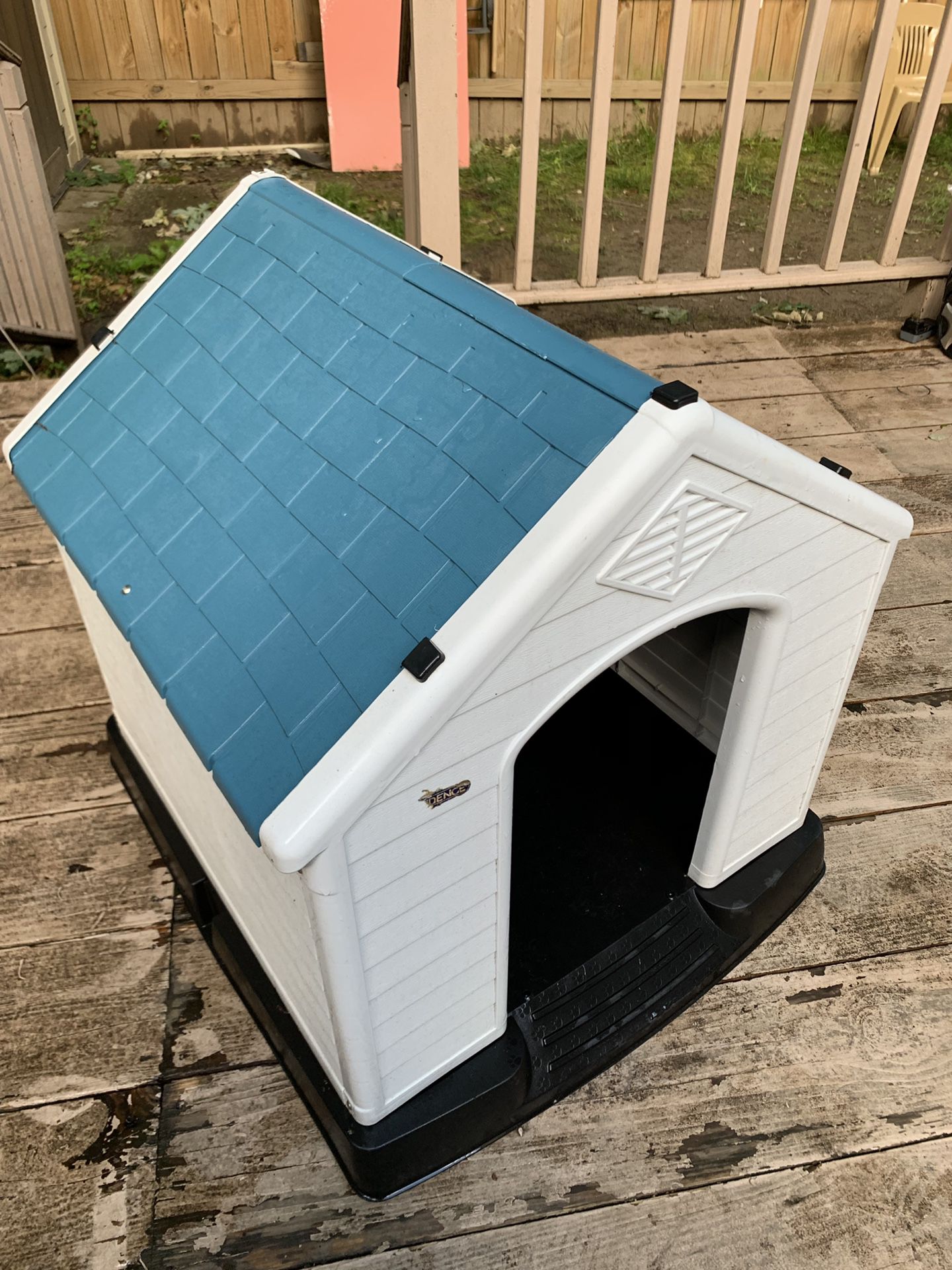 Dog house 24”x24” ( medium size )