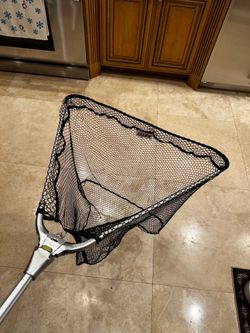 Landing net with a large floating frame