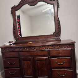 Dresser With Mirror 