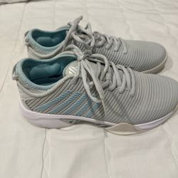 Women’s 9.5 k Swiss court performance shoes