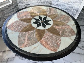 Luxury Marble Inlay Round Dining Table – Ornate Bronze Pedestal Base Mesa Redonda de Lujo con Incru
