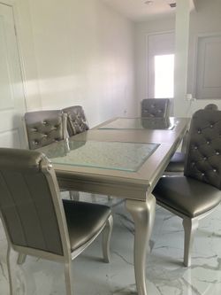 Dinning table seats 6
