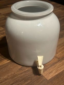 Porcelain ceramic crook dispenser