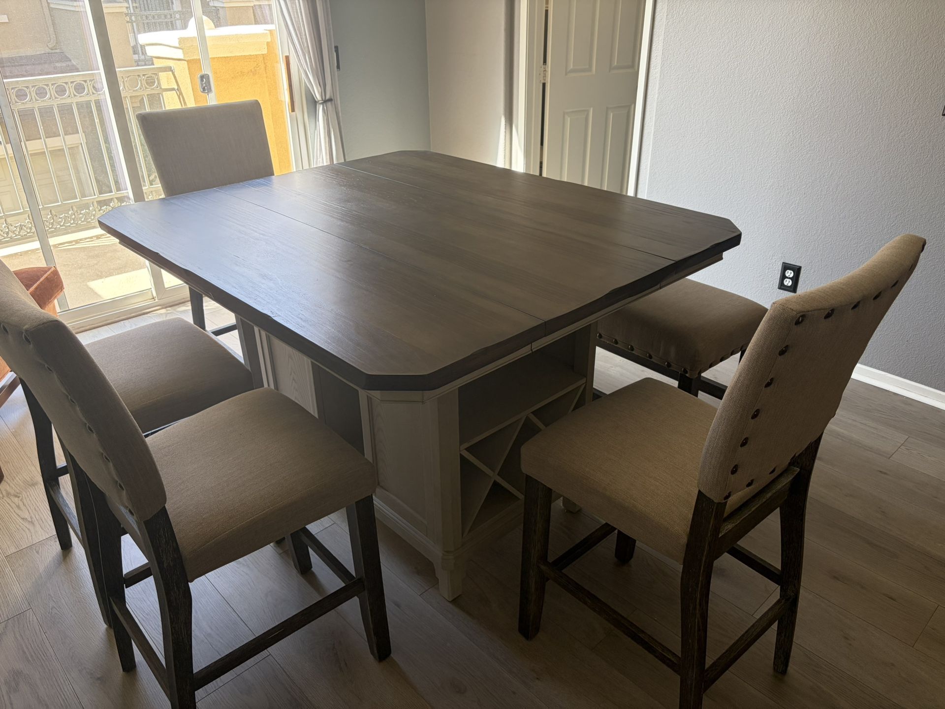 ***Amazing kitchen / Dining Table And Chairs (Expandable )