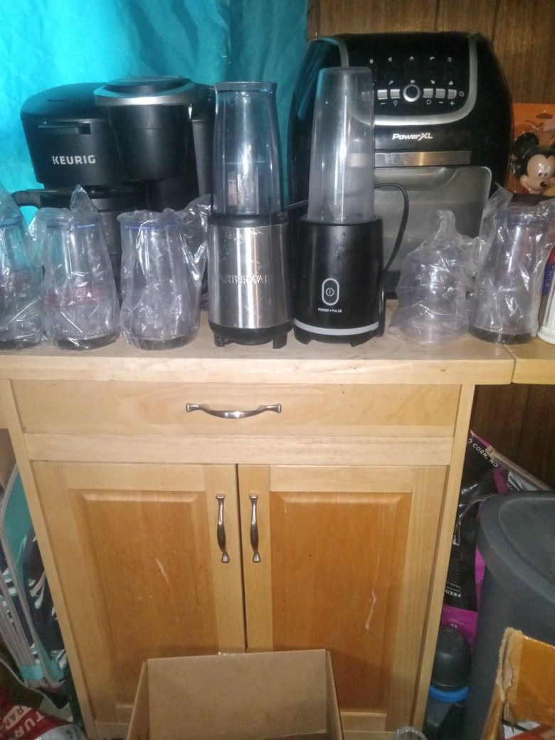 2 Smoothie Blenders And 6 Cups