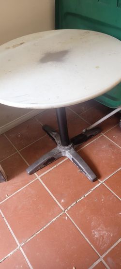 FREE Table + 2 green bins! PB@Ocean/Hornblend