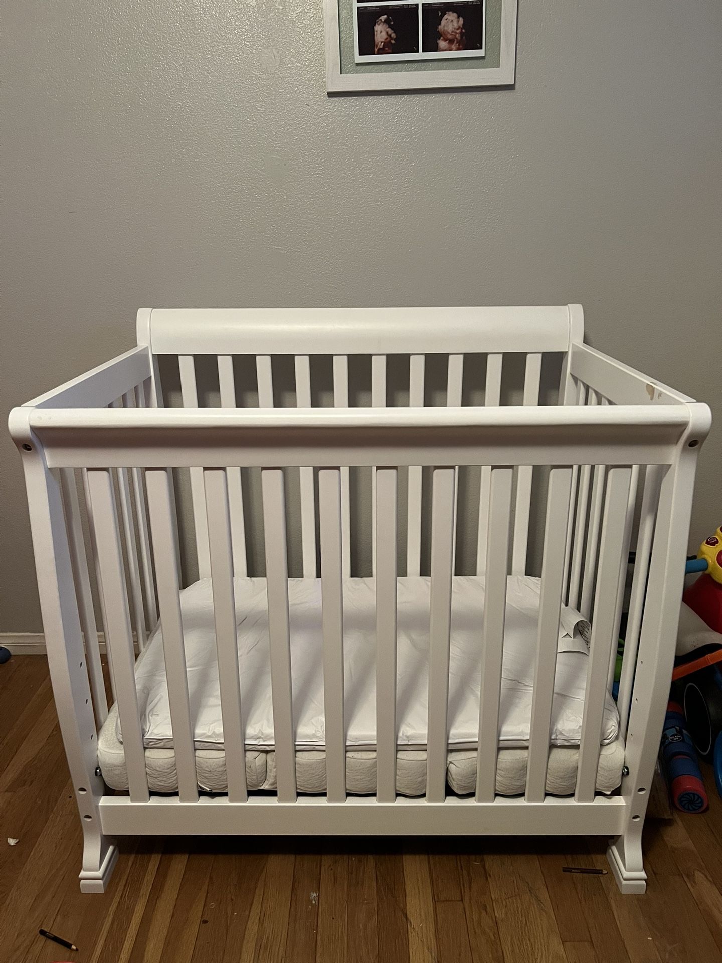 DaVinci Kalani White Crib