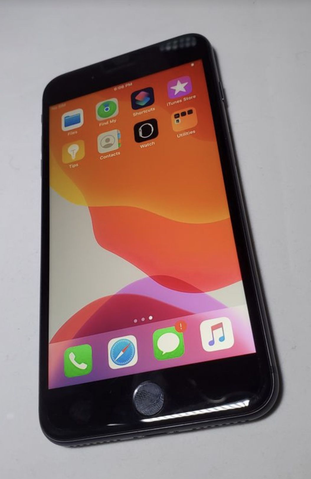 Factory unlocked apple iphone 8 plus 64 gb , store warranty