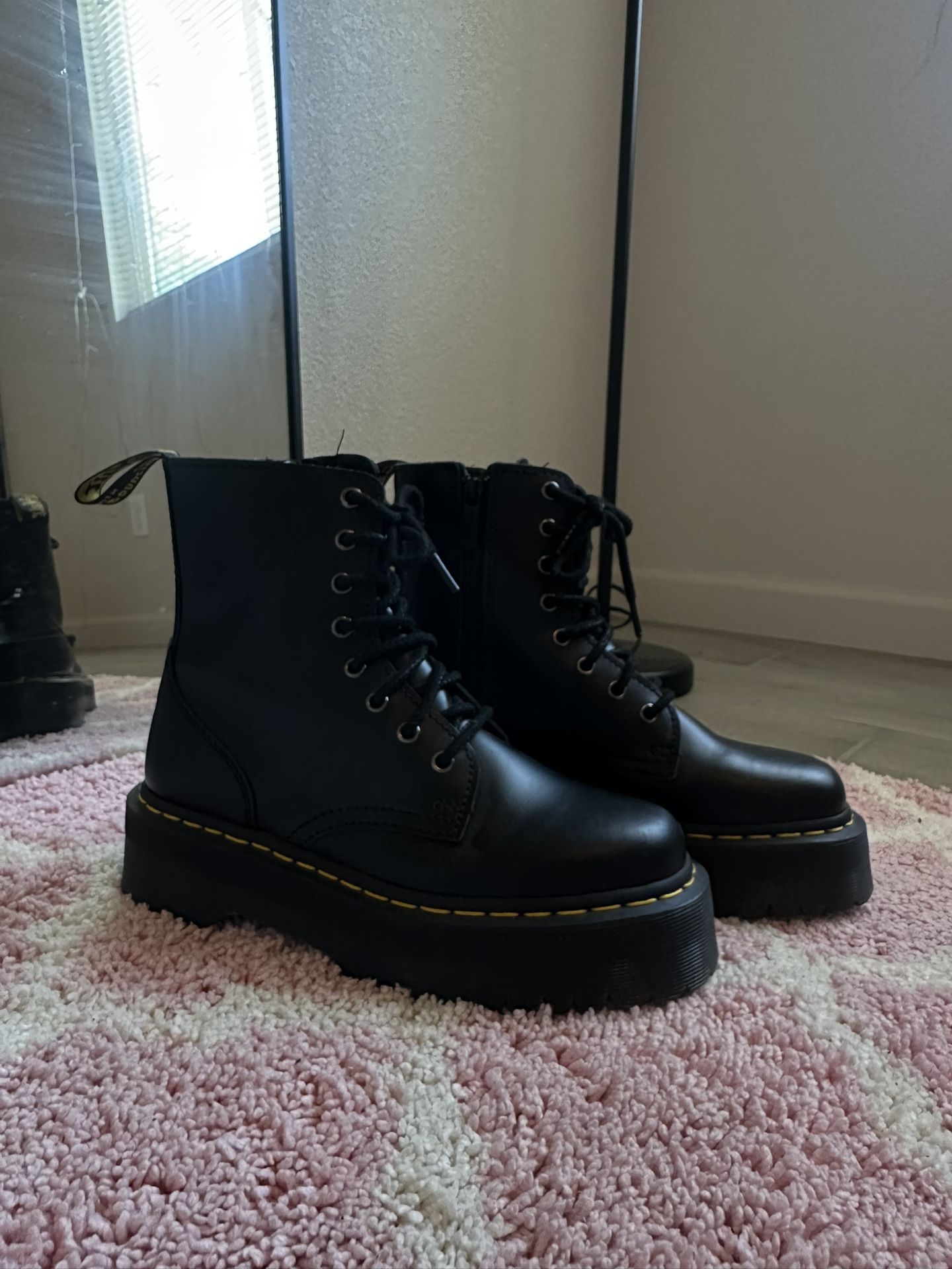 DR. MARTENS Jadon Womens Platform Boots Size 8.5