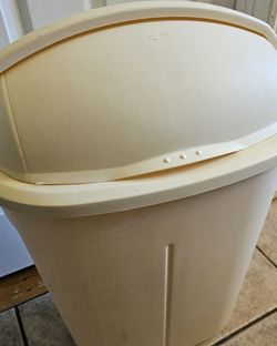Trash can w/lid