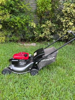 USED LIKE NEW PERFECTLY WORKING CONDITION HONDA GVC-160. LAWNMOWER WITH GRASS BAG, REAR WHEELS DRIVE, ADJUSTABLE SPEED DRIVE, SHARP DOUBLE BLADES, NE