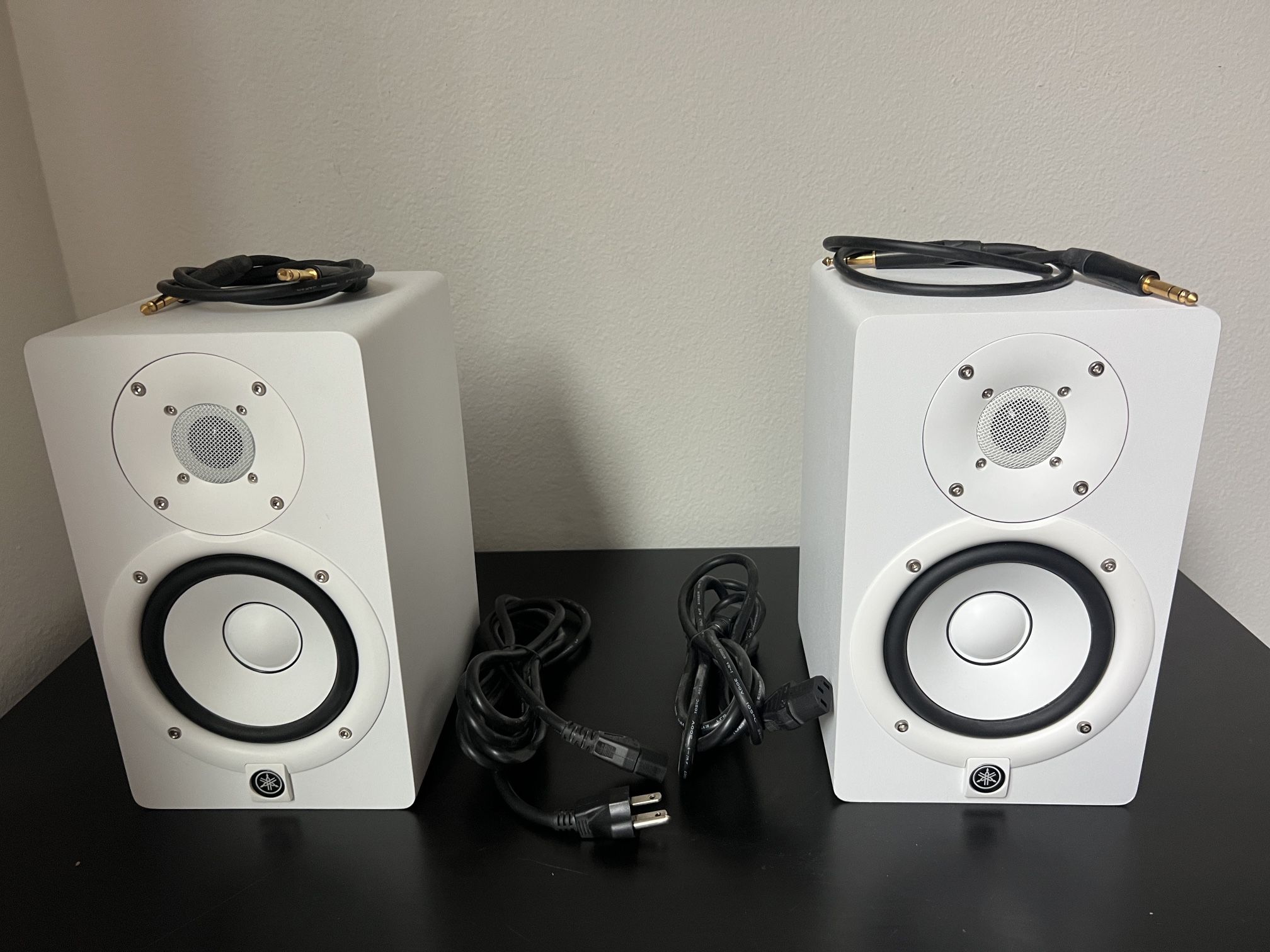 Yamaha Model HS5 Powered Speaker System Pair w/ Mogami 2534 Microphone Cables