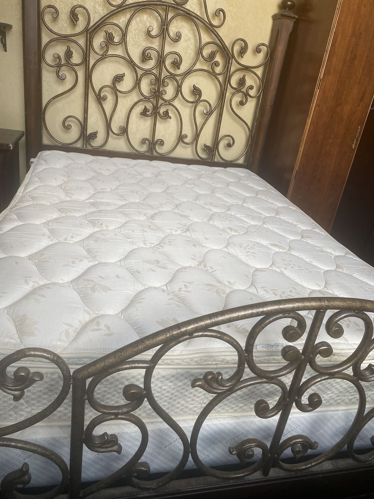 queen iron and wood bedroom set read description