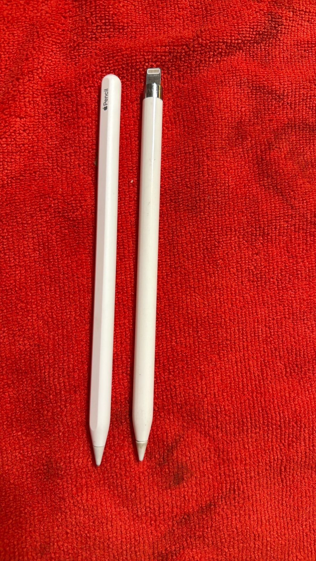2 Apple Pencils 1 Plug