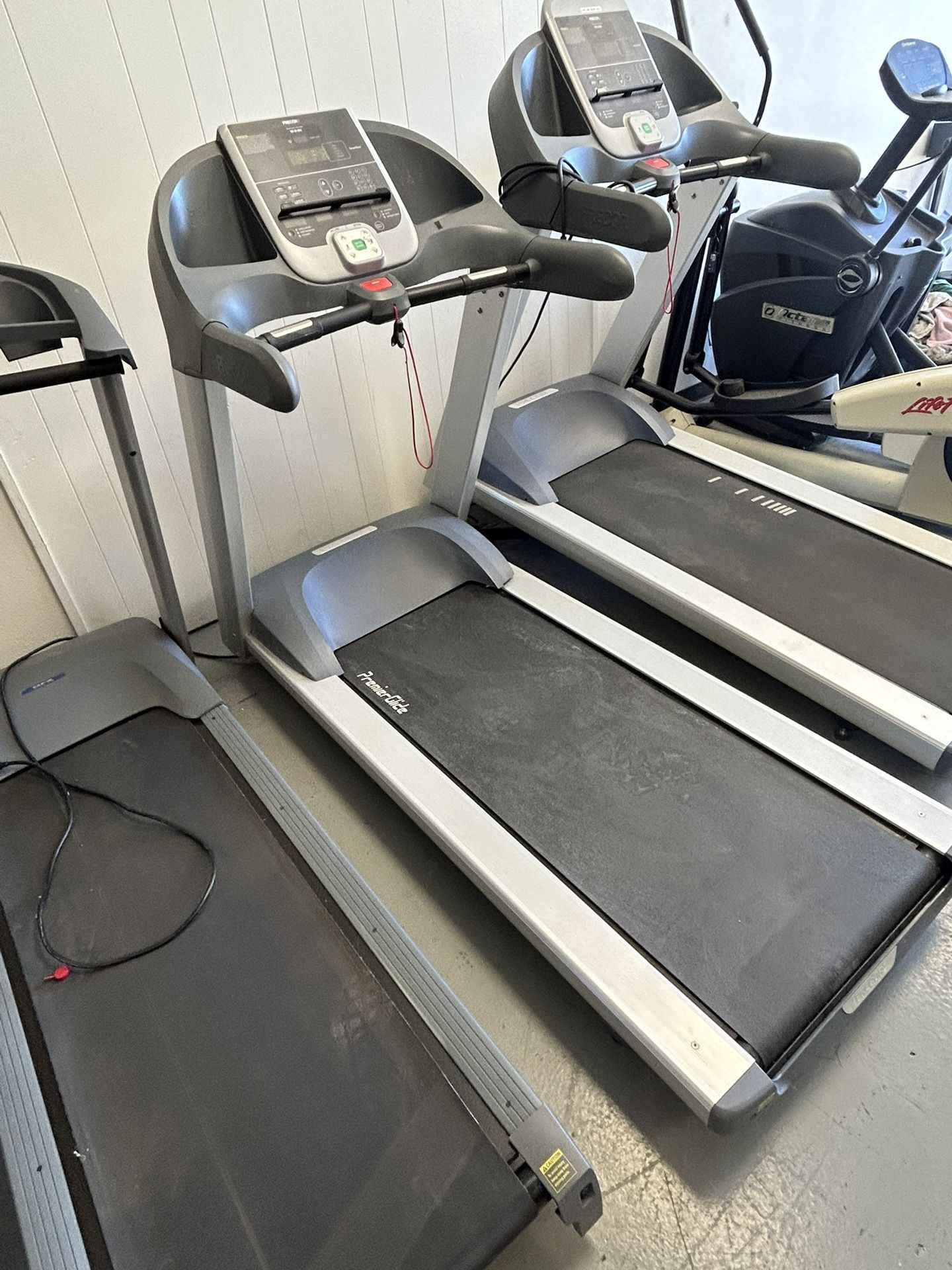 Precor C932i Treadmill