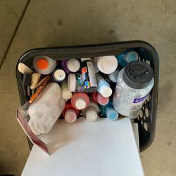 Satin Acrylic Paint Diferentes Colores,  Y También Ha Unas Cuantas Brochas  Y Algunos Frascos De Glitter