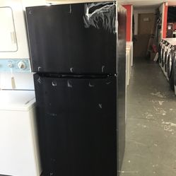New Scratch And Dent Frigidaire 20 Cu Ft Top And Bottom Fridge. 1 year Warranty 