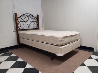 Twin size set - can DELIVER almost anywhere for $20 extra - gently used and in very good condition 😍