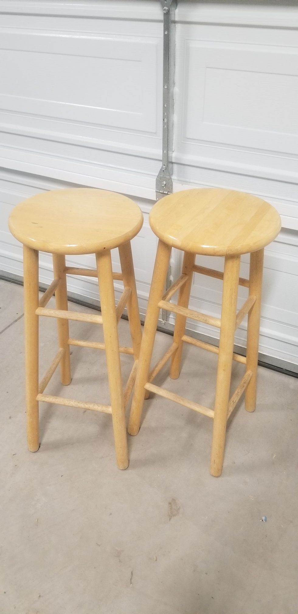 2 bar stools