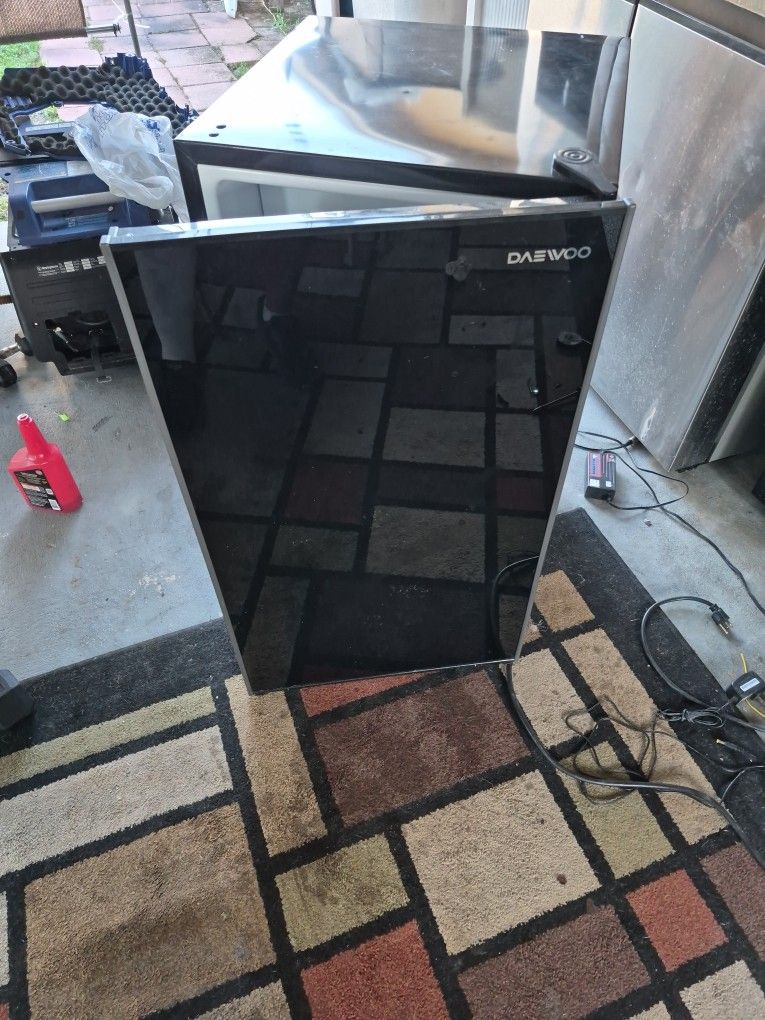 Small Dawoo Frigerato  Price Firm $125