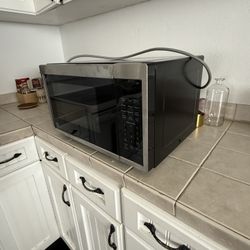 GE Microwave - great Condition!