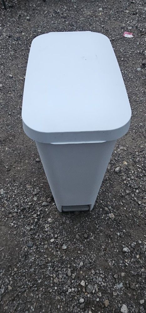 Step-On Plastic Trash Can 