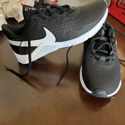 Shoes Size 7.5 Black Nikes White Nike Shoes Size 10