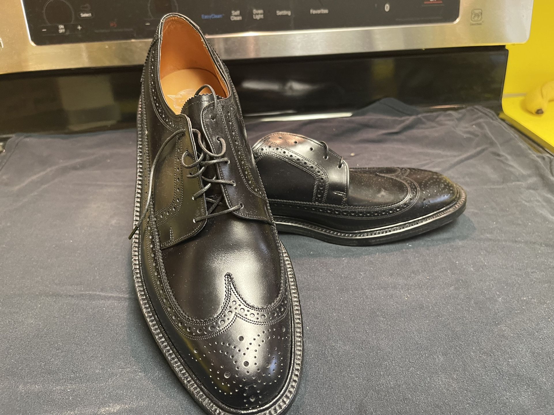 Vintage Florsheim shoes model 20686 varsity black wing tip leather