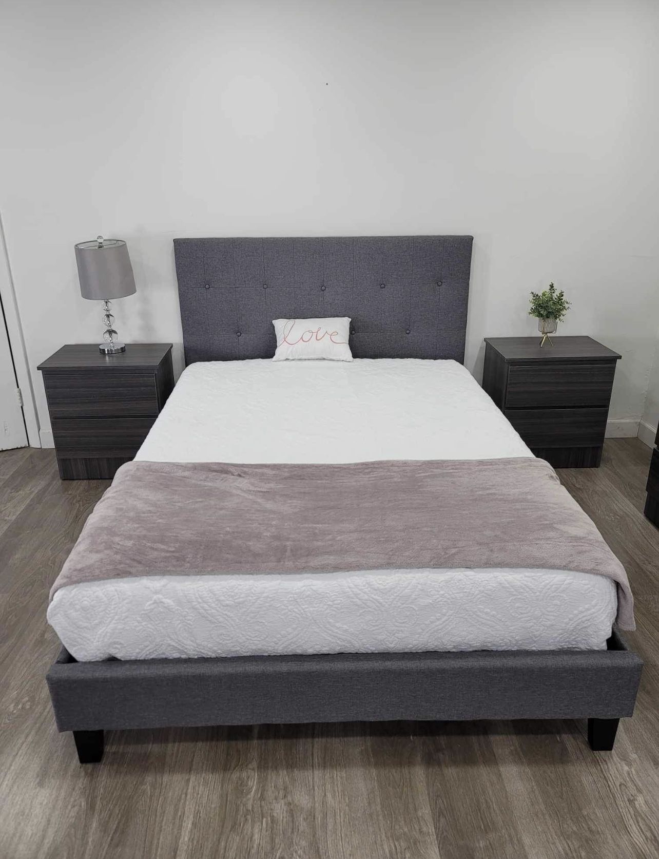 Bed And 2 Nightstands - Cama Y 2 Mesitas De Noche
