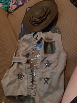 Lil, cowboy costume