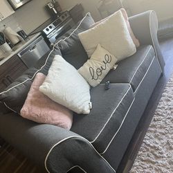 Loveseat (couch)