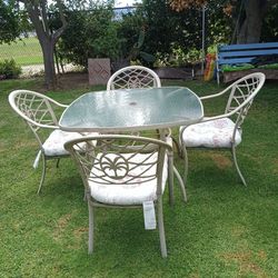 Hampton Bay 4 chairs & table