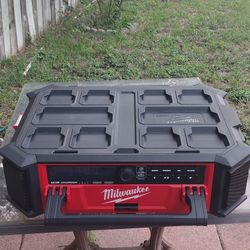 MILWAUKEE M18 BLUETOOTH RADIO CHARGER 