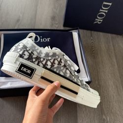 Dior Sneakers B23