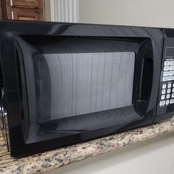 Hamilton Beach 0.7 Cu. Ft. Black Microwave Oven