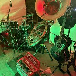 Drums, tuba, acordeon, bajo quinto 