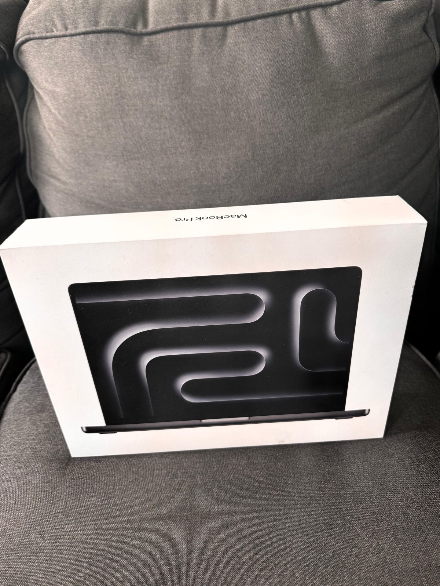 M4 PRO MACBOOK PRO 14” – OPEN BOX– 24GB/512GB – BOX + CHARGER
