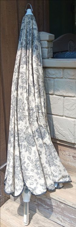 PLANTATION PATTERNS PATIO UMBRELLA