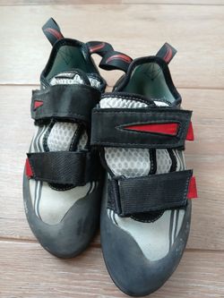 Red chili kids climbing shoes size 3