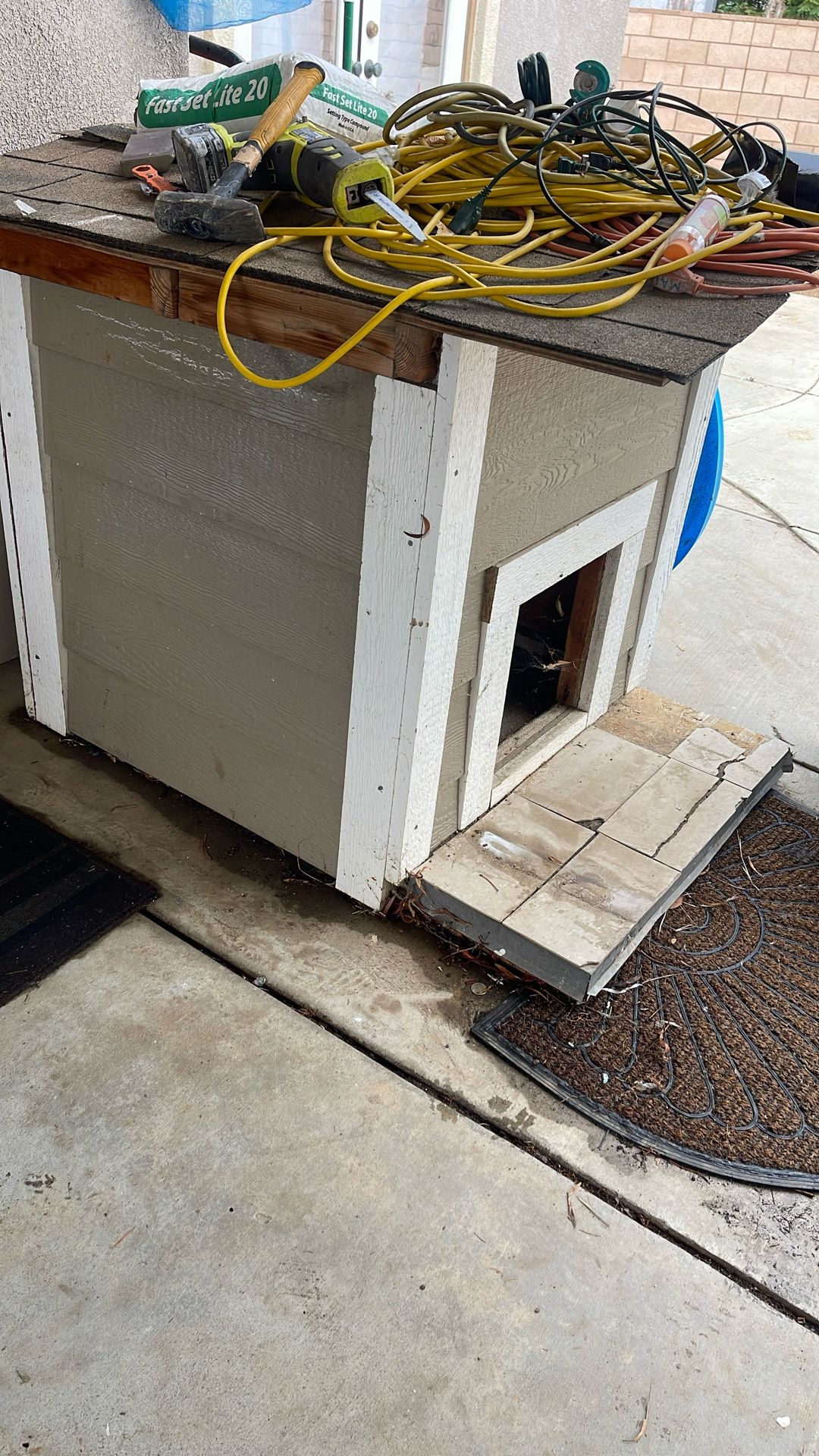 Free Dog house just the house 🏠