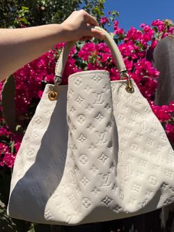 Authentic Louis Vuitton artsy mm
