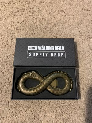 Photo The Walking Dead Supply Drop Box Exclusive Alpha's Belt Buckle Bottle Opener