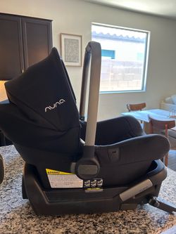 Nuna car seat w. Base