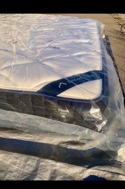 DreamCloud Classic Hybrid Mattress, Queen, Like New, Perfect Condition