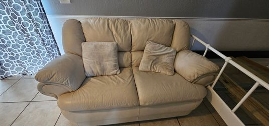 Cream living room set – Sofa, loveseat & chair.