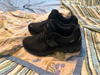 New balance 2002r all black