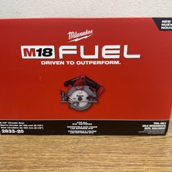 Milwaukee 2833-20 M18 FUEL 18V Lithium-Ion Brushless Cordless 6-1/2 in. Circular Saw (Tool-Only)